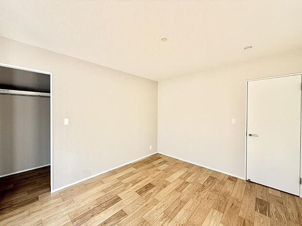 【寝室】■窓の配置や通気性の良い設計で部屋の空気がこもらず、常に新鮮な空気が流れます