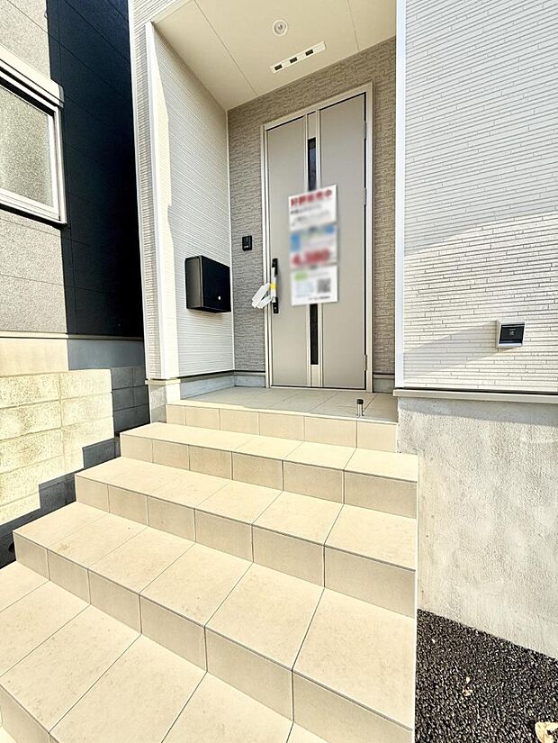 【玄関】■ 心地よい暮らしへとつながる、温かい玄関