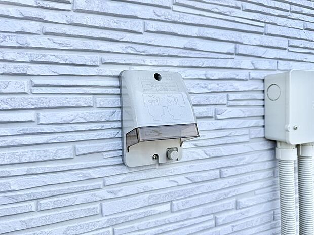 【屋外コンセント】■屋外に電源コンセントがあれば、高圧洗浄機で窓や外壁を掃除するなど便利です。