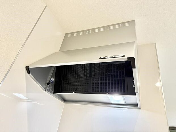 【レンジフード】■調理時の蒸気や匂いが換気扇に誘導され、効率的に排煙ができます。