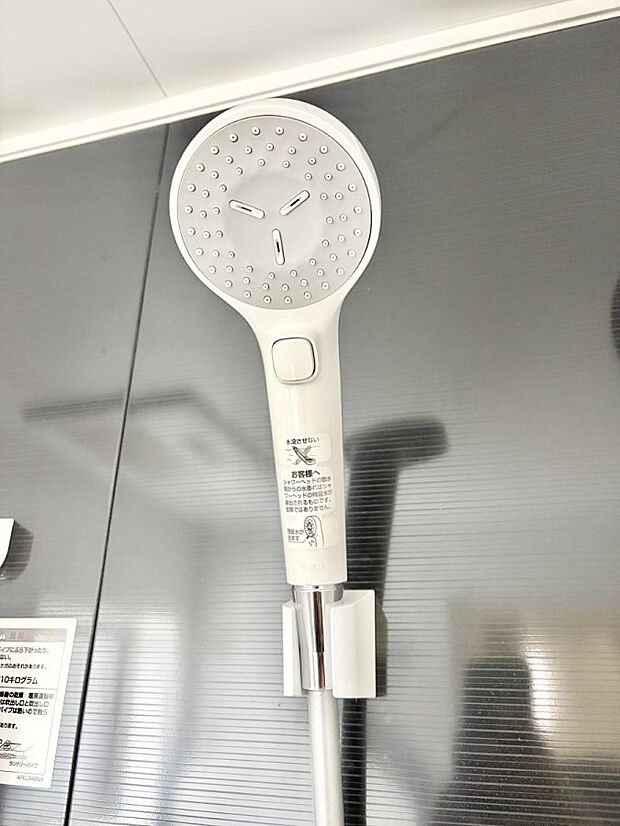 【止水シャワーヘッド】■手元で簡単に止水できるため、水の無駄遣いを減らすことができます。