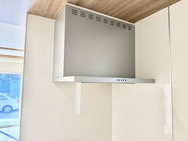 【レンジフード】■調理時の蒸気や匂いが換気扇に誘導され、効率的に排煙ができます。