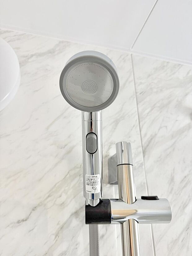 【バルコニー】■ 心地よい風と光を感じる、くつろぎのバルコニー