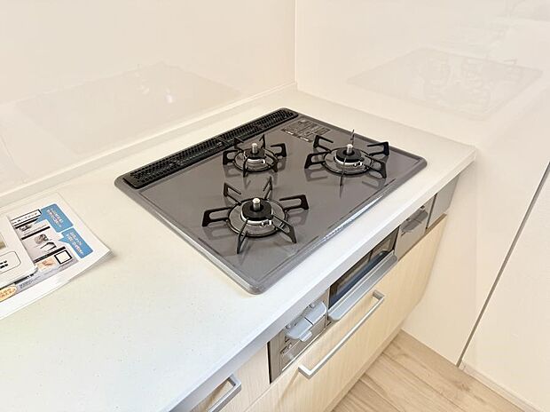 【3口ガスコンロ】■一度に多くの料理ができ便利で効率的