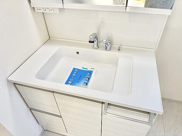 【ハンドシャワー付洗面台】■手洗いや顔を洗う時も快適に使える便利なシャワー