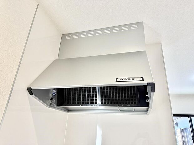 【レンジフード】■調理時の蒸気や匂いが換気扇に誘導され、効率的に排煙ができます。