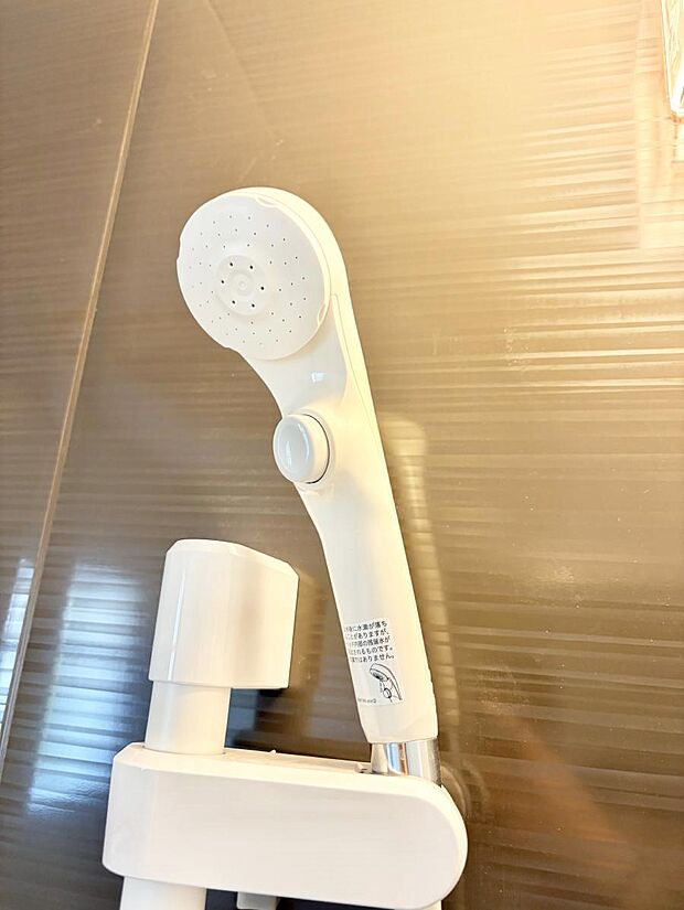 【止水シャワーヘッド】■手元で簡単に止水できるため、水の無駄遣いを減らすことができます。