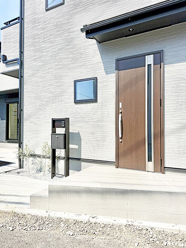 【玄関】■ 帰るたびにホッとする、安心感のある佇まい