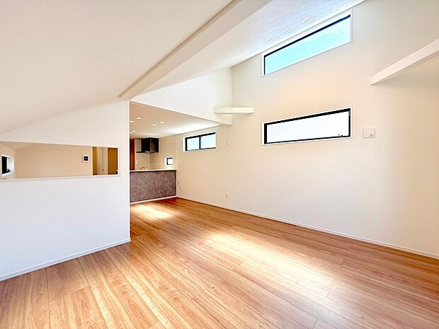 【リビング】■光と風を感じる、リラックスできる空間