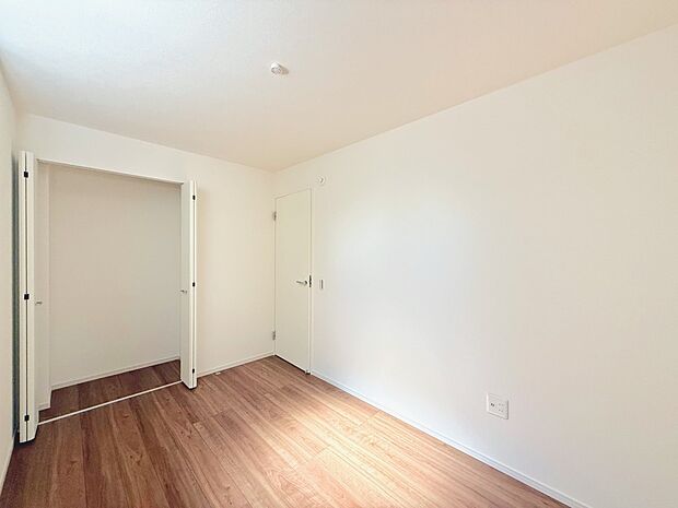 【リビング以外の居室】■落ち着いた色合いのお部屋で穏やかな時間を楽しめます