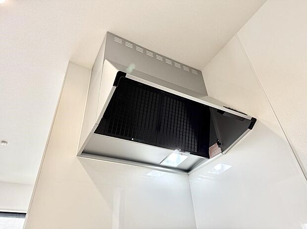 【レンジフード】■調理時の蒸気や匂いが換気扇に誘導され、効率的に排煙ができます。