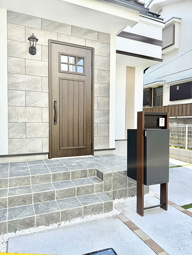 【玄関】■ 家族とゲストをやさしく迎える、心温まる玄関