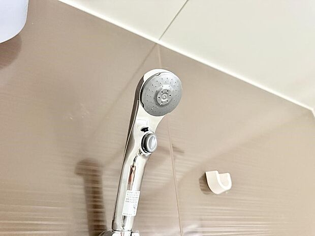 【止水シャワーヘッド】■手元で簡単に止水できるため、水の無駄遣いを減らすことができます。