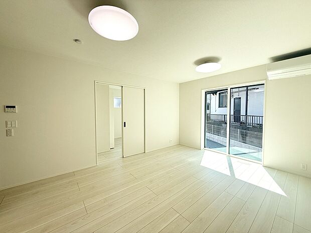 【リビング】■光と風を感じる、リラックスできる空間