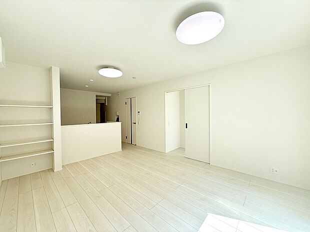 【リビング】■自然の光が差し込み、明るい空間が広がります