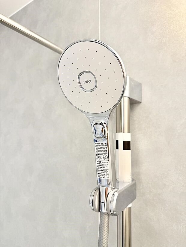 【止水シャワーヘッド】■手元で簡単に止水できるため、水の無駄遣いを減らすことができます。