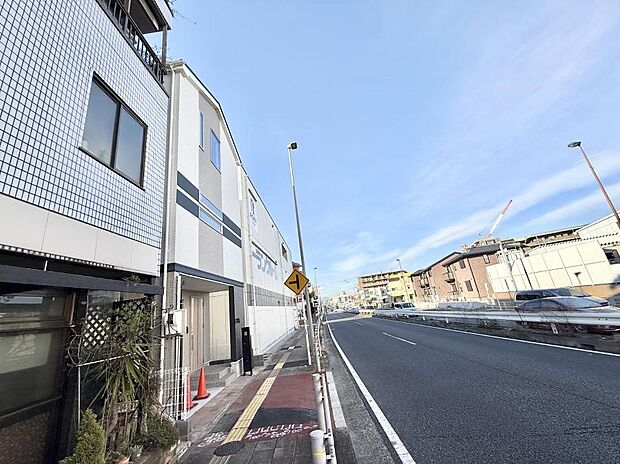 【前面道路含む現地写真】■新しい暮らしが始まる場所で、家族の絆を深める