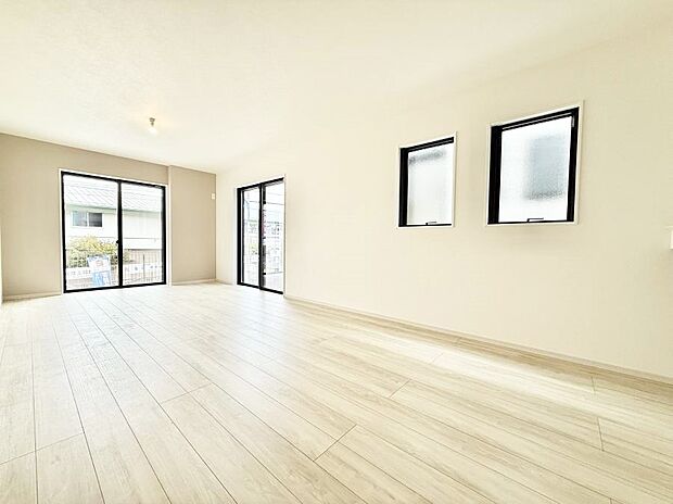 【リビングダイニング】■光と風を感じる、リラックスできる空間