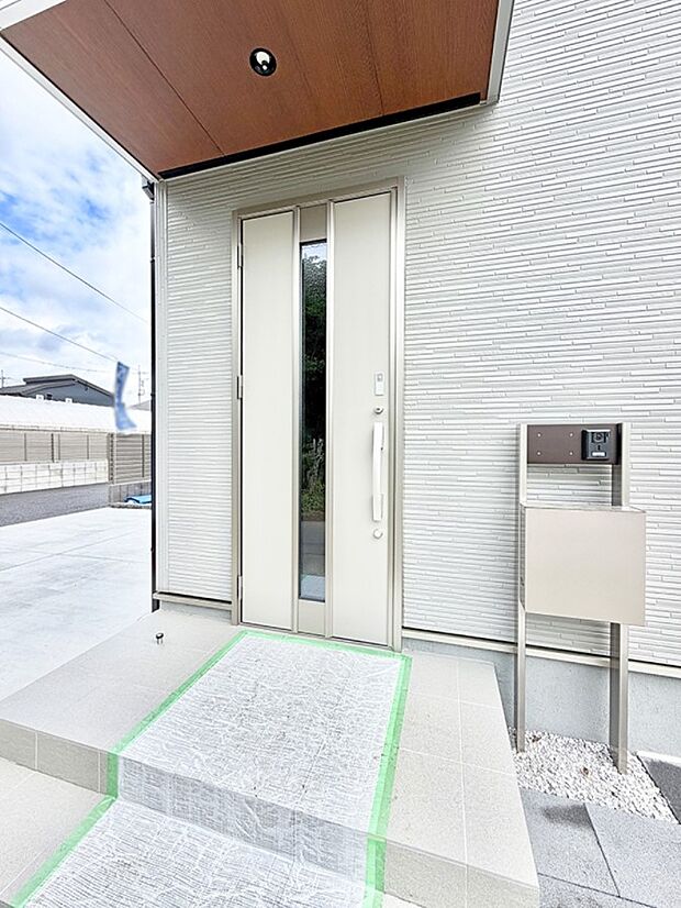 【玄関】1号棟 ■ シンプルで美しく、住まいの第一印象を彩る玄関です