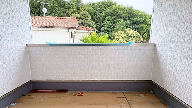 【バルコニー】1号棟  ■ 心地よい風と光を感じる、くつろぎのバルコニー