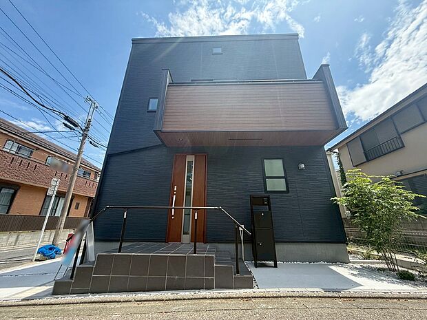 【現地外観写真】No.1 ■家族みんなが笑顔で過ごせる、安心感のある住まい