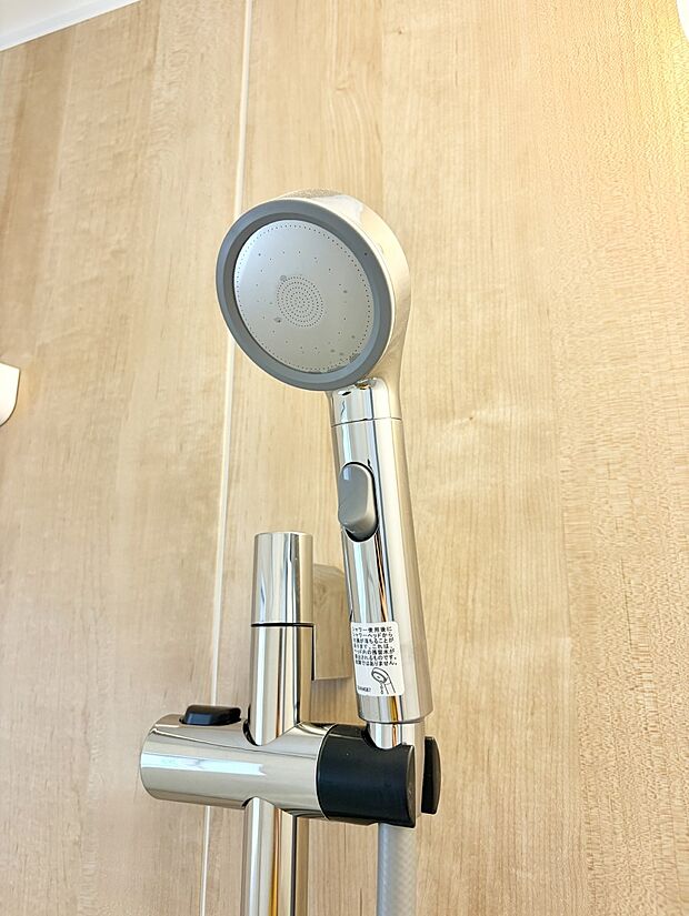 【止水シャワーヘッド】■手元で簡単に止水できるため、水の無駄遣いを減らすことができます。