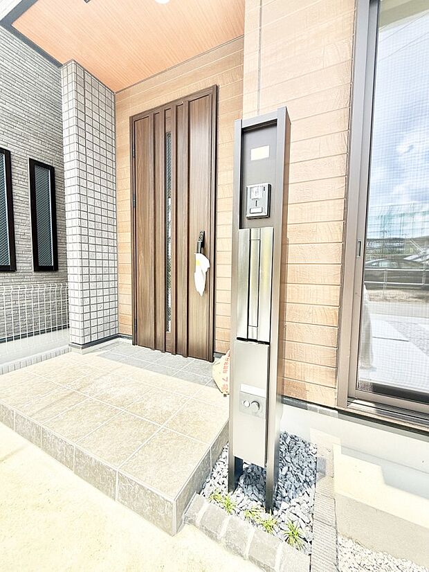 【玄関】B号棟  ■ 帰るたびにホッとする、安心感のある佇まい