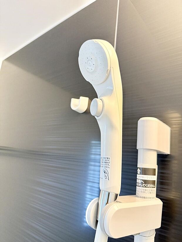 【止水シャワーヘッド】■手元で簡単に止水できるため、水の無駄遣いを減らすことができます。