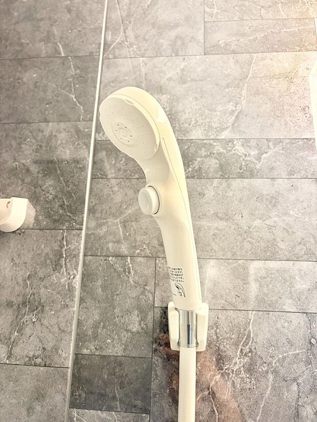 【止水シャワーヘッド】■手元で簡単に止水できるため、水の無駄遣いを減らすことができます。