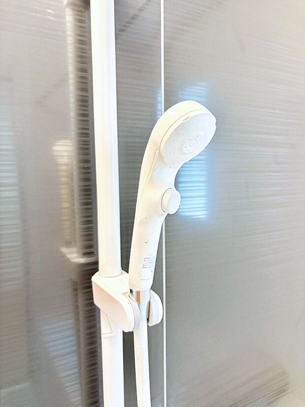 【止水シャワーヘッド】■手元で簡単に止水できるため、水の無駄遣いを減らすことができます。