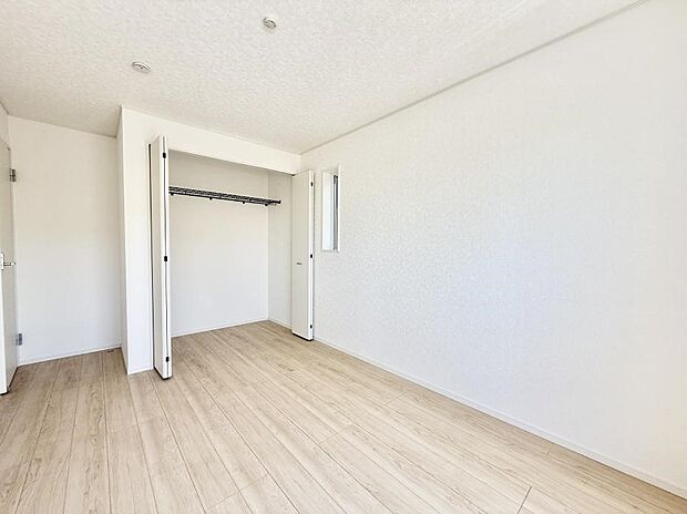 【リビング以外の居室】1号棟 ■清潔感あふれるお部屋で毎日を快適に過ごせます