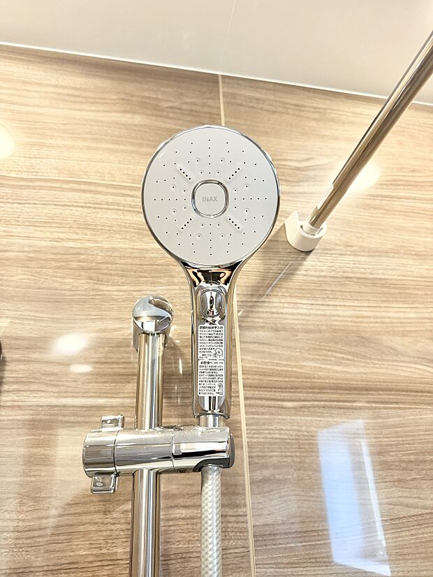 【止水シャワーヘッド】■手元で簡単に止水できるため、水の無駄遣いを減らすことができます。