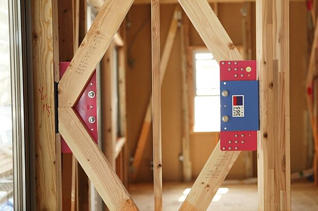 【制震ダンパー】制震装置メーカーと共同開発した制震装置SAFE365は、高層ビルの制震装置にも使われているような粘弾性素材を使用しており、それを挟む2枚のプレートの動きに合わせて変形し地震の揺れを吸収します。