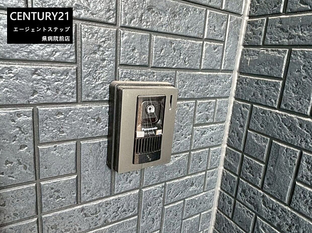 【インターフォン】門扉周りに調和する落ち着いたデザインの玄関です。インターホンが設置されており来客時も安心です。外壁のタイルが印象的で玄関周りにしっかりとした存在感があります。玄関の雰囲気を引き締めています。