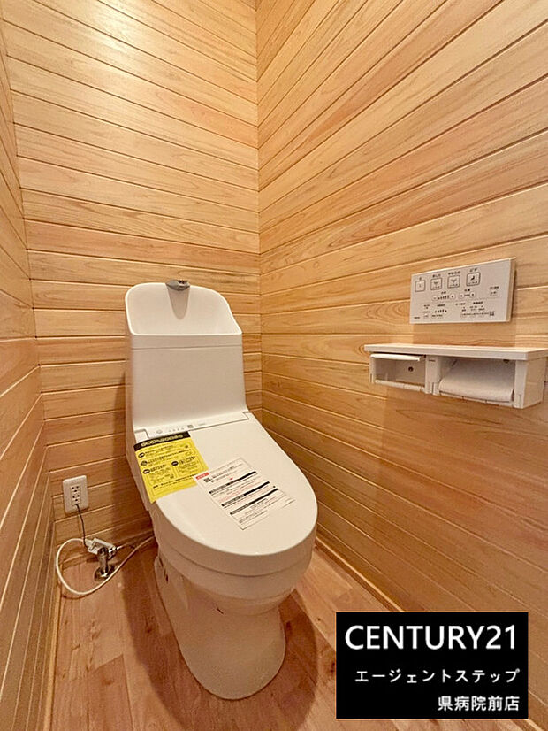 【トイレ】木目調の壁が印象的なトイレです。温かみのある空間が特徴となっています。操作パネルも見やすい位置に設置されています。ペーパーホルダーが2個あり便利です。コンパクトな設計で使いやすさを感じます。