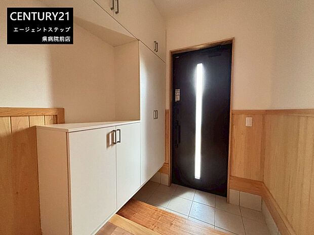 【玄関】広々とした玄関には収納スペースがしっかりと確保されています。明るい木目調のデザインが空間に落ち着きを与えています。扉には縦に光が入るデザインが採用され光が差し込みやすくなっています。