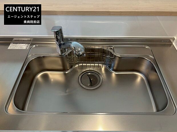 【シンク】ステンレス製のシンクが設置されておりお手入れしやすいデザインです。水栓もシンプルで使いやすい仕様となっています。広々としたシンクで使い勝手が良好です。