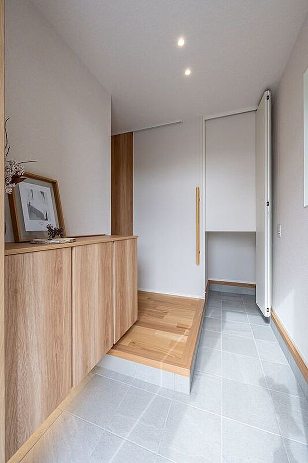 【玄関】■玄関 土間収納には靴だけでなく、傘やベビーカー、スポーツ用品なども収納できます。