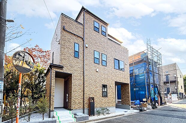 1号棟|帰るたびにホッとする。優しいアイボリーとレンガ調が織りなす、温もりあふれる外観。