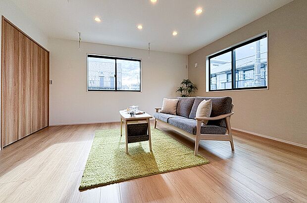 窓からの光が心地よく広がるリビングで、ゆったり読書や映画を楽しめそうです 。お気に入りのインテリアが映えるシンプルな内装なので、自分好みの空間作りを楽しめます。(1号棟)