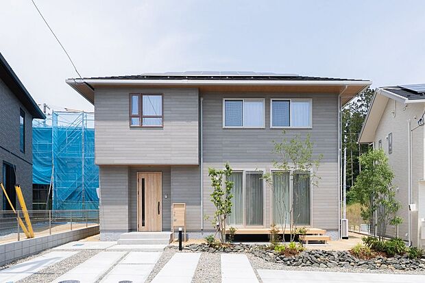 【外観】グレーの外壁に、明るい木目調のブラウンが映える外観になっており、このシンプルさが、住まう人に安心感をもたらしてくれます。