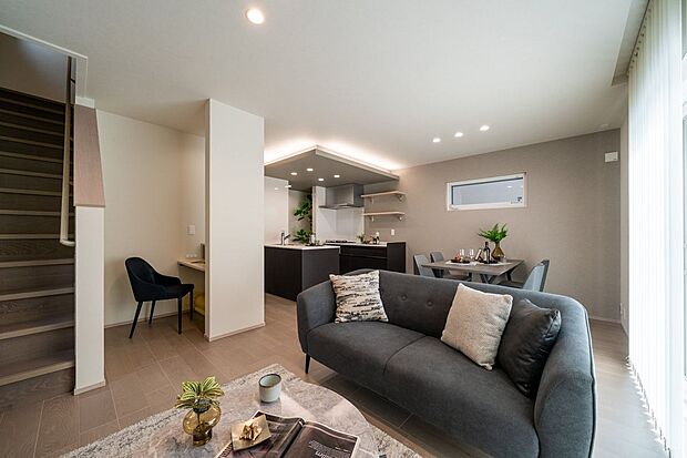 ■リビング　約16.8帖のリビングは床暖房を搭載。足元からじんわりと温めてくれて、冬場でも快適です。ホコリが舞いにくく空気も乾燥しにくいのがメリットです。