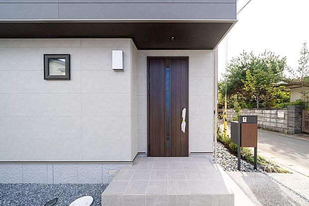 【外観】■玄関採光性のある木目調の玄関ドアは、やわらかな光を取り込み玄関を明るく演出。ポケットキーを採用しており、荷物を持ったままでもスムーズに施錠・解錠でき、毎日の出入りが快適になります。