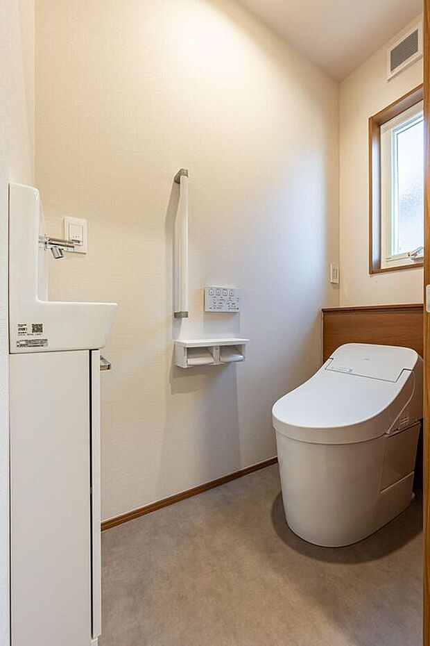 【トイレ】■２号地1階トイレ　1階トイレには手洗スペースが付いているため、使用後はすぐに手を洗えて衛生的にも安心です。