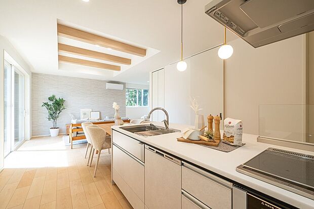 ■1号地キッチンインテリアに馴染む、白のキッチンを採用しました。お料理の配膳や片付けがしやすい配置で、家族みんなが自然とお手伝いできる間取りです。