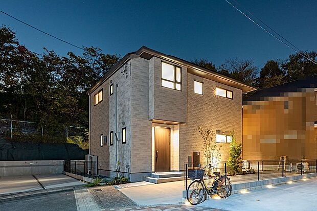 ■3号地外観　グレーのレンガ調を基調とした外観。整ったフォルムが洗練された印象を与え、落ち着きと上品さを兼ね備えたモダンな住まいです。