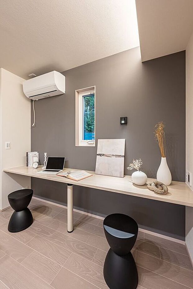 【リビング】■3号地ワークスペース　LDKの一角にあるワークスペースは、横並びで使える設計。キッチン横に位置し料理をしながら作業や学習の様子を見守れ、家族が自然に交流できる空間です。