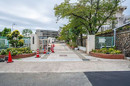宝塚市立西山小学校 160m