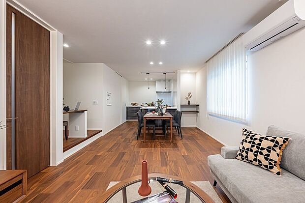 ■リビング LDKは約19.4帖。ダウンライトを採用することで、天井が高く見え、空間全体が広く感じられ、洗練された空間を演出しています。