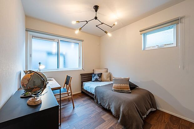 ■洋室 隣り合わせの約5.5帖洋室は、どちらも2面採光で明るく風通しの良い空間。子ども部屋や書斎、趣味の部屋など、ライフスタイルに合わせて多用途に活用できます。